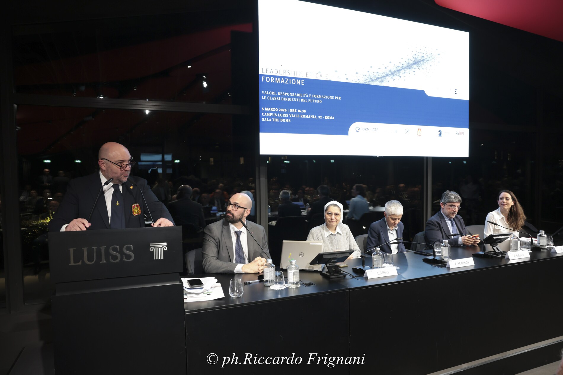 Intervento dal palco con i relatori al tavolo